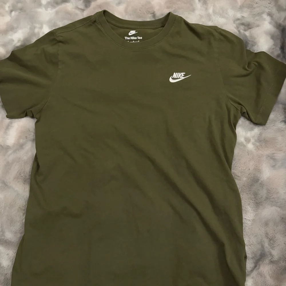 T-Shirt - Picture 1 of 2